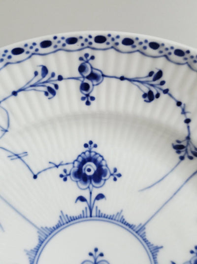 Royal Copenhagen Blue Fluted Half Lace #572 Antique Dinner Plate, ( price for 1 )