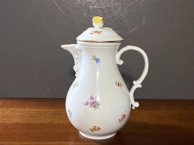 Meissen "Scattered Flowers" Tea/Coffee Service: 23-Piece Porcelain Set