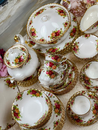 91 Piece Vintage Royal Albert Old Country Roses Dinner Service for 8, made in england ( Never Used)