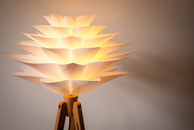 Retro tripod floor lamp – adjustable 125–170 cm, beech stand, flower shade, E27, warm light