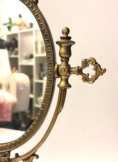 This mirror is absolutely stunning, amazing details and intricate metal work. L