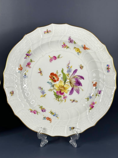 Meissen Neubrandenstein Relief Plates with Hand-Painted Floral Decoration

Dimensions:
Diameter: 20 cm (7.87 in)