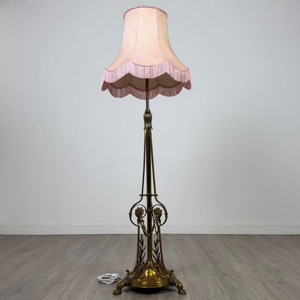Antique 19th century decorative floor-standing lamp in brass, a very well made and finely crafted example of classic design. The lamp features exceptional attention to detail with beautifully executed brass mouldings, showcasing the quality and craftsmans