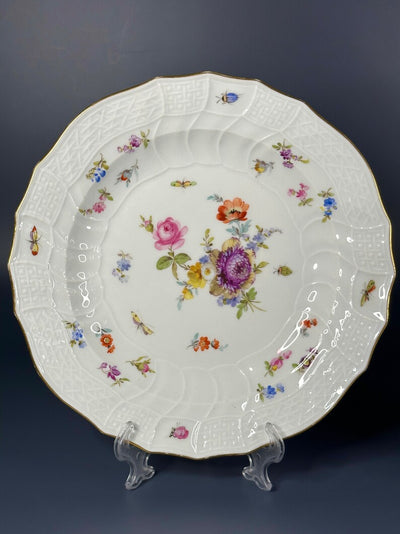 Meissen Neubrandenstein Relief Plates with Hand-Painted Floral Decoration

Dimensions:
Diameter: 20 cm (7.87 in)