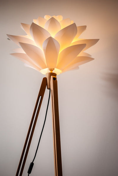 Retro tripod floor lamp – adjustable 125–170 cm, beech stand, flower shade, E27, warm light