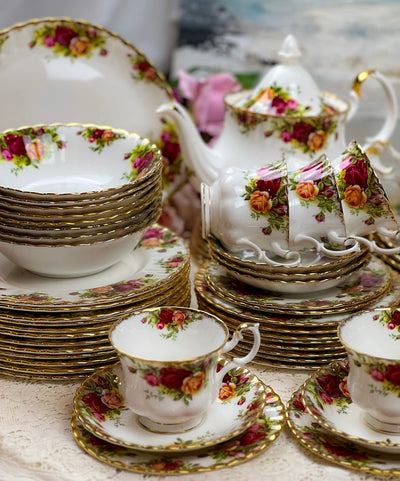 91 Piece Vintage Royal Albert Old Country Roses Dinner Service for 8, made in england ( Never Used)
