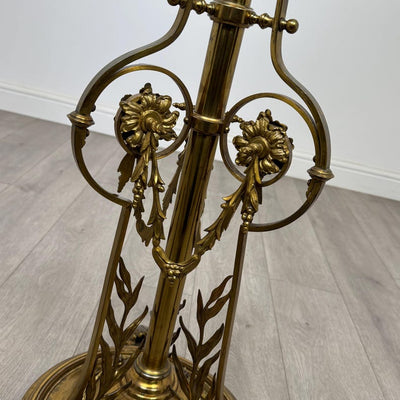 Antique 19th century decorative floor-standing lamp in brass, a very well made and finely crafted example of classic design. The lamp features exceptional attention to detail with beautifully executed brass mouldings, showcasing the quality and craftsmans