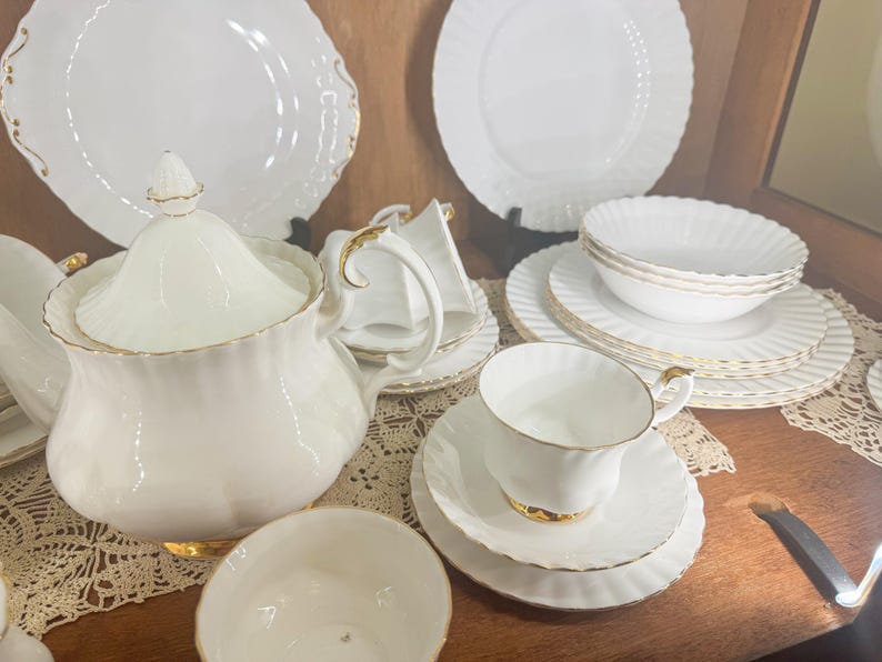 Vintage Royal Albert Val D'Or China – 42 Piece Dinnerware Set – Service for 6