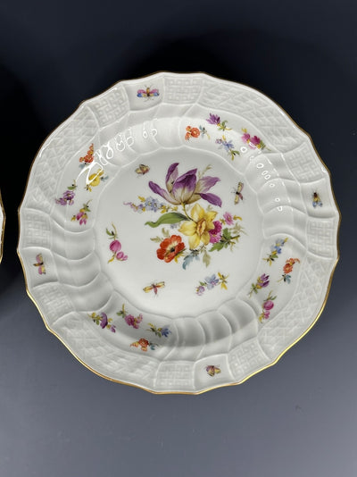 Meissen Neubrandenstein Relief Plates with Hand-Painted Floral Decoration

Dimensions:
Diameter: 20 cm (7.87 in)