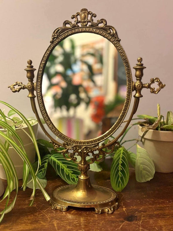 This mirror is absolutely stunning, amazing details and intricate metal work. L