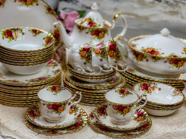 91 Piece Vintage Royal Albert Old Country Roses Dinner Service for 8, made in england ( Never Used)