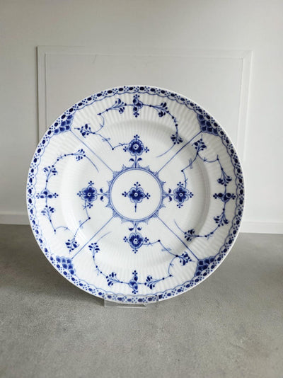 Royal Copenhagen Blue Fluted Half Lace #572 Antique Dinner Plate, ( price for 1 )
