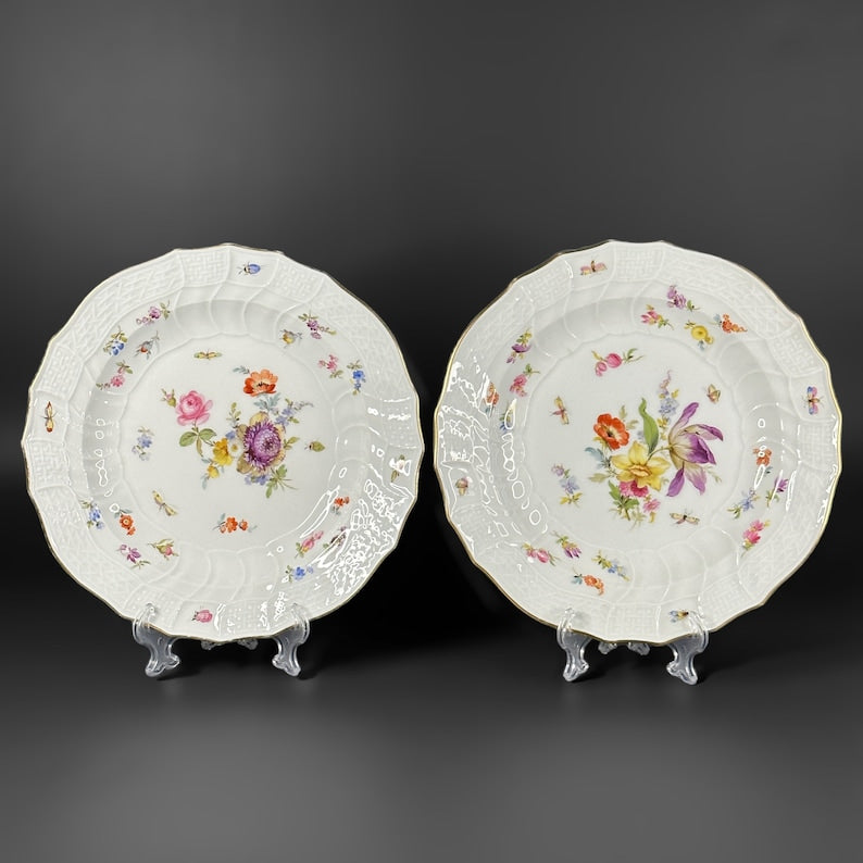 Meissen Neubrandenstein Relief Plates with Hand-Painted Floral Decoration

Dimensions:
Diameter: 20 cm (7.87 in)