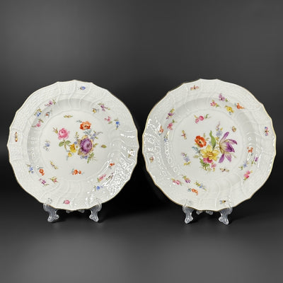 Meissen Neubrandenstein Relief Plates with Hand-Painted Floral Decoration

Dimensions:
Diameter: 20 cm (7.87 in)