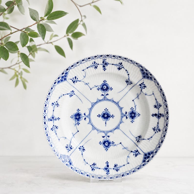 Royal Copenhagen Blue Fluted Half Lace #572 Antique Dinner Plate, ( price for 1 )
