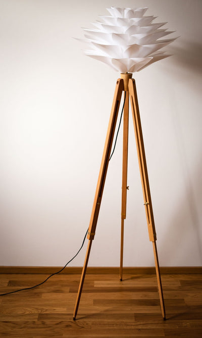 Retro tripod floor lamp – adjustable 125–170 cm, beech stand, flower shade, E27, warm light