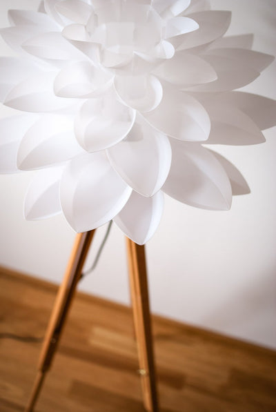 Retro tripod floor lamp – adjustable 125–170 cm, beech stand, flower shade, E27, warm light