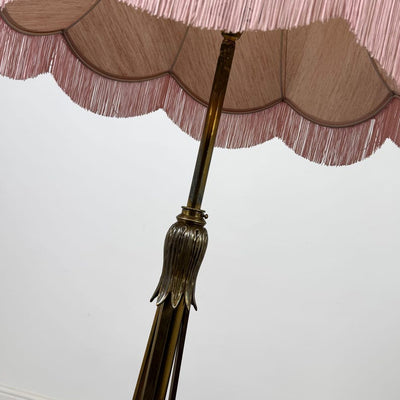 Antique 19th century decorative floor-standing lamp in brass, a very well made and finely crafted example of classic design. The lamp features exceptional attention to detail with beautifully executed brass mouldings, showcasing the quality and craftsmans