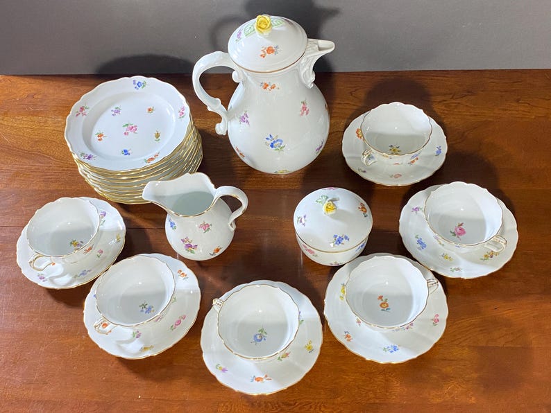 Meissen "Scattered Flowers" Tea/Coffee Service: 23-Piece Porcelain Set