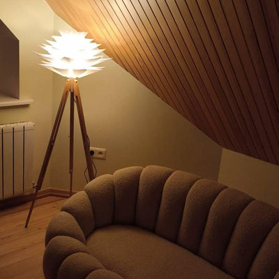 Retro tripod floor lamp – adjustable 125–170 cm, beech stand, flower shade, E27, warm light