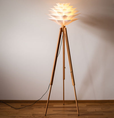 Retro tripod floor lamp – adjustable 125–170 cm, beech stand, flower shade, E27, warm light