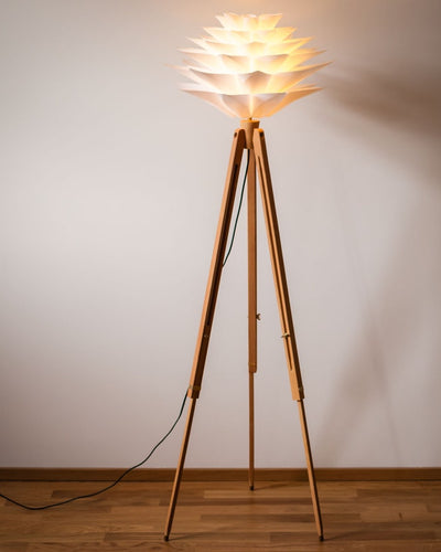 Retro tripod floor lamp – adjustable 125–170 cm, beech stand, flower shade, E27, warm light