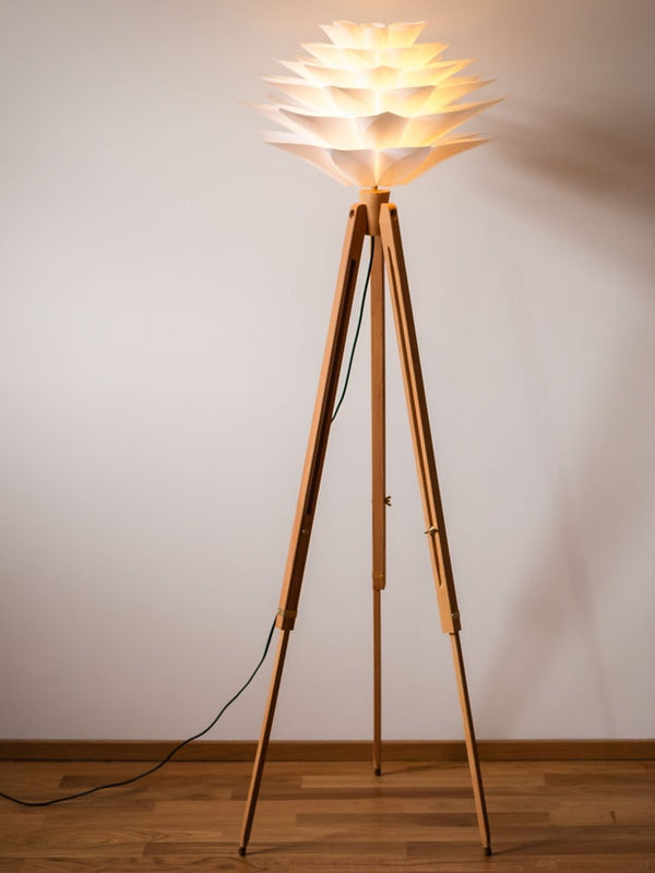 Retro tripod floor lamp – adjustable 125–170 cm, beech stand, flower shade, E27, warm light