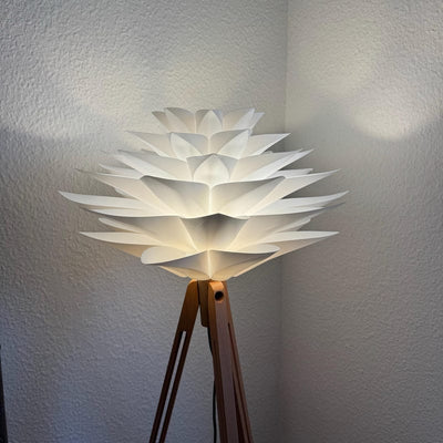 Retro tripod floor lamp – adjustable 125–170 cm, beech stand, flower shade, E27, warm light